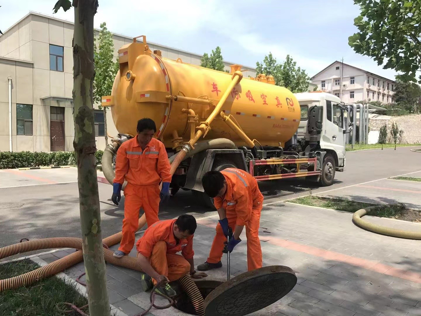 下谷坪土家族乡管道疏通车停在窨井附近